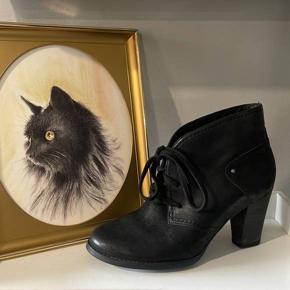 Clarks Artisan Active AIR Black Leather Lace-up Heeled Bootie Women's Size 8.5M - Picture 1 of 12